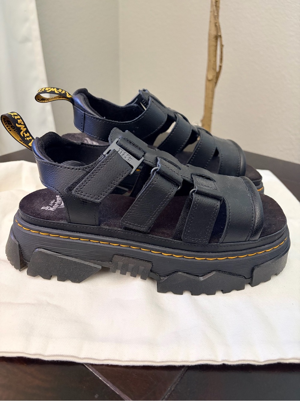 Dr. Martens Mattison 3S black leather sandals